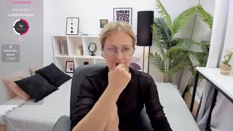 Snapshot of paris_cherry chatting on October 2025 09:26:02 PM Paris online show from October 2025 09:26:02 PM