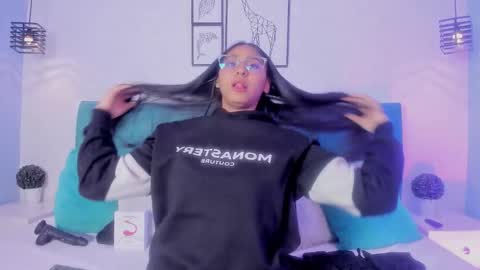 Pau  online show from November 2025 12:16:01 PM