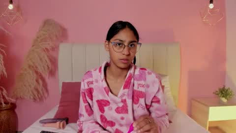 Pau  online show from November 2025 04:12:01 AM