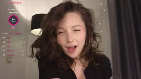 Snapshot of peachvibes chatting on February 2025 09:00:01 PM Lili online show from February 2025 09:00:01 PM