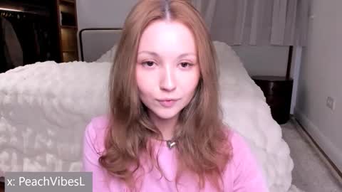 Snapshot of peachvibes chatting on October 2025 05:28:01 AM Lili online show from October 2025 05:28:01 AM