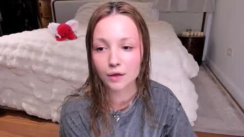 Snapshot of peachvibes chatting on November 2025 05:10:02 AM Lili online show from November 2025 05:10:02 AM