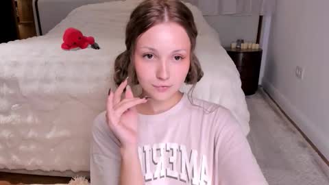 Snapshot of peachvibes chatting on November 2025 07:07:01 AM Lili online show from November 2025 07:07:01 AM