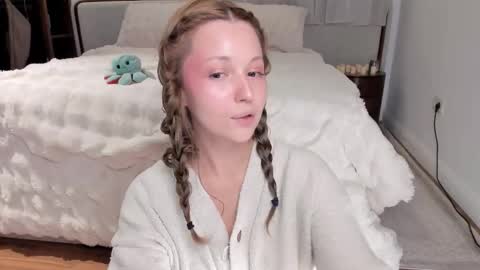 Snapshot of peachvibes chatting on December 2025 07:24:01 AM Lili online show from December 2025 07:24:01 AM