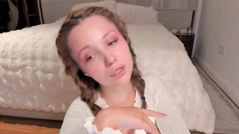 Snapshot of peachvibes chatting on December 2025 06:54:02 AM Lili online show from December 2025 06:54:02 AM