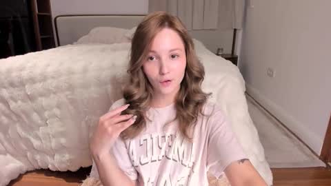 Snapshot of peachvibes chatting on December 2025 06:54:02 AM Lili online show from December 2025 06:54:02 AM