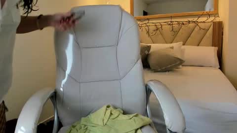 Snapshot of perlapreciosa chatting on March 2026 04:05:02 AM PerlaPreciosa online show from March 2026 04:05:02 AM