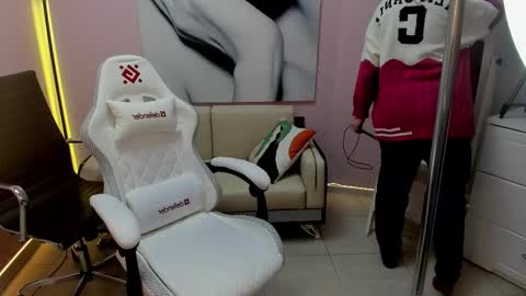 Snapshot of persinaky chatting on December 2025 03:53:01 PM horror flying on the wings of the night.... online show from December 2025 03:53:01 PM