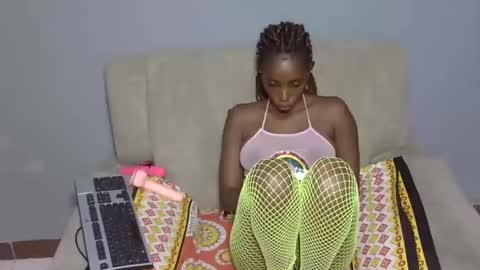 Snapshot of petite_tanya chatting on December 2024 09:00:01 PM Tanya online show from December 2024 09:00:01 PM