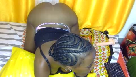 Snapshot of petite_tanya chatting on December 2024 04:12:01 AM Tanya online show from December 2024 04:12:01 AM