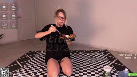 Snapshot of petitebrat chatting on November 2025 08:52:02 PM PiperAvery online show from November 2025 08:52:02 PM