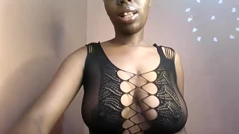 Snapshot of petitemomma76379 chatting on June 2026 06:47:02 AM sexy chocolate online show from June 2026 06:47:02 AM