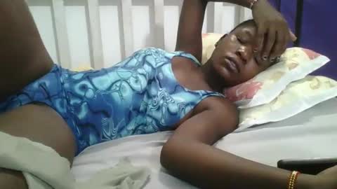 petitesweetchiq online show from December 2025 11:01:02 PM