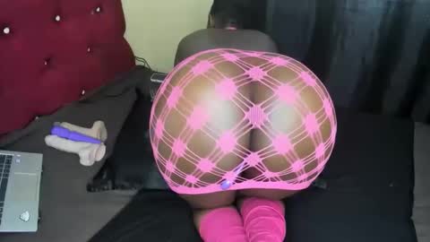 Snapshot of petitiana chatting on November 2025 08:38:02 AM Cayennee online show from November 2025 08:38:02 AM