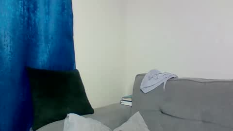 Snapshot of pettite_babe chatting on December 2025 12:19:01 AM Arielle online show from December 2025 12:19:01 AM