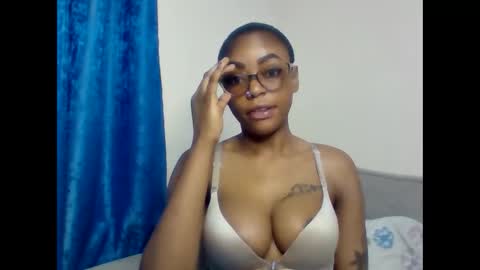 Snapshot of pettite_babe chatting on December 2025 11:55:02 PM Arielle online show from December 2025 11:55:02 PM