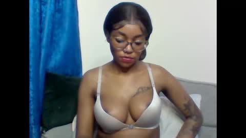 Snapshot of pettite_babe chatting on January 2026 12:26:01 AM Arielle online show from January 2026 12:26:01 AM