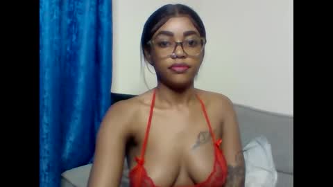 Snapshot of pettite_babe chatting on January 2026 12:14:02 AM Arielle online show from January 2026 12:14:02 AM