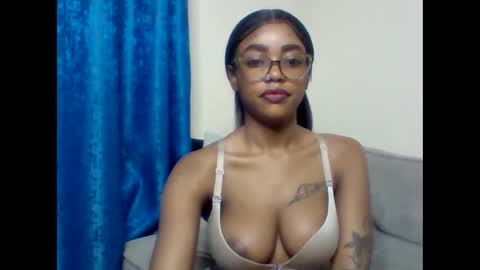 Snapshot of pettite_babe chatting on January 2026 11:42:01 PM Arielle online show from January 2026 11:42:01 PM