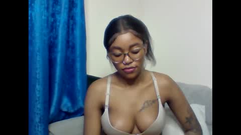 Snapshot of pettite_babe chatting on January 2026 06:23:02 PM Arielle online show from January 2026 06:23:02 PM