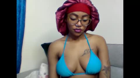 Snapshot of pettite_babe chatting on February 2026 05:08:01 PM Arielle online show from February 2026 05:08:01 PM