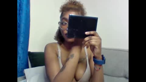 Snapshot of pettite_babe chatting on February 2026 12:07:01 AM Arielle online show from February 2026 12:07:01 AM