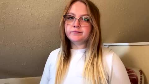 Snapshot of phatassblond chatting on February 2025 06:29:02 PM PhatAssBlond online show from February 2025 06:29:02 PM