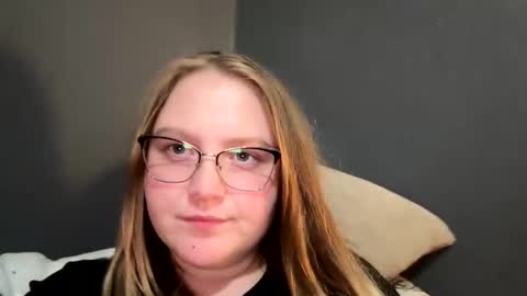 Snapshot of phatassblond chatting on February 2025 04:18:02 AM PhatAssBlond online show from February 2025 04:18:02 AM