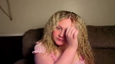 Snapshot of phatassblond chatting on July 2026 09:39:01 PM PhatAssBlond online show from July 2026 09:39:01 PM