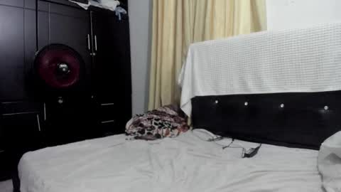 picaszomilos350 online show from January 2026 01:15:01 PM