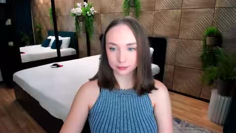 Emelie online show from October 2025 10:13:01 AM