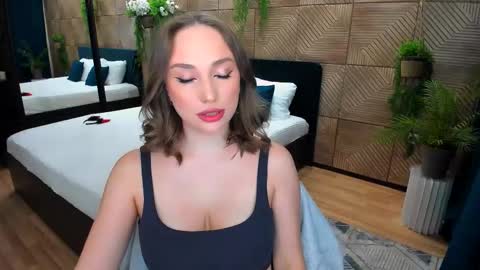Emelie online show from October 2025 10:25:01 AM