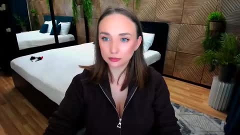Emelie online show from October 2025 04:29:02 PM