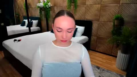 Emelie online show from October 2025 10:11:02 AM