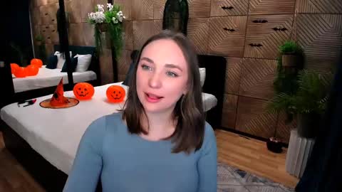 Emelie online show from October 2025 04:42:01 PM