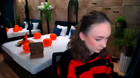 Emelie online show from October 2025 10:16:02 AM