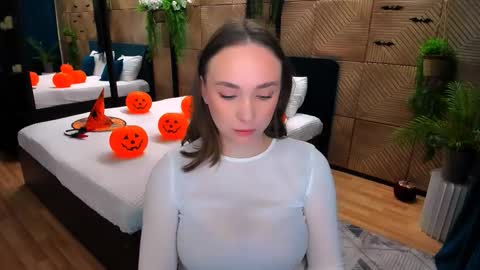 Emelie online show from November 2025 10:17:01 AM