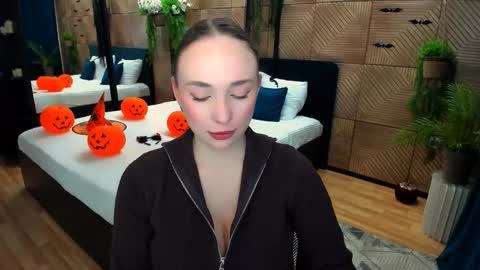 Emelie online show from November 2025 10:58:02 AM