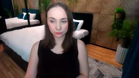 Emelie online show from November 2025 10:06:01 AM