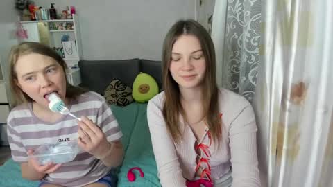 Snapshot of pikmi_obsos chatting on April 2026 05:11:01 PM Adele and Elli online show from April 2026 05:11:01 PM