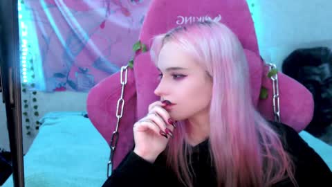 Snapshot of pineapple_dope chatting on December 2024 02:25:02 AM Nancy online show from December 2024 02:25:02 AM