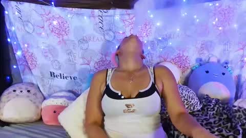 Snapshot of pixieluxxx chatting on April 2026 09:52:01 PM PixieLuxXx online show from April 2026 09:52:01 PM