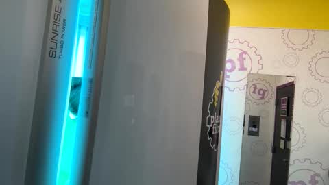 pixieslanding online show from April 2026 10:01:02 PM