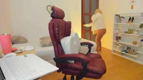 Snapshot of pleasurewitch chatting on March 2025 08:59:01 PM PleasureWitch online show from March 2025 08:59:01 PM