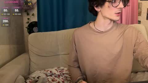 Snapshot of pocket_lovers chatting on December 2025 02:05:02 AM Cute Sofia and Handsome Richy online show from December 2025 02:05:02 AM