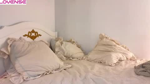 Snapshot of poison_girls chatting on December 2025 02:33:01 PM Rose online show from December 2025 02:33:01 PM