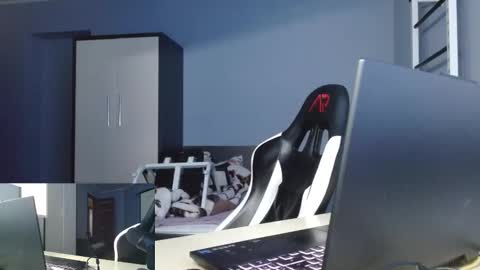 Snapshot of poliglotjoe2 chatting on February 2026 01:52:02 PM Poliglotjoe2 online show from February 2026 01:52:02 PM