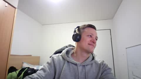 Snapshot of pommesmiteiscreme chatting on March 2025 12:31:01 AM pommesmiteiscreme online show from March 2025 12:31:01 AM