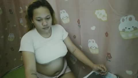 pretty_lyn08 online show from April 2026 11:07:01 PM