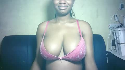 pretty_milan online show from December 2025 10:06:02 PM